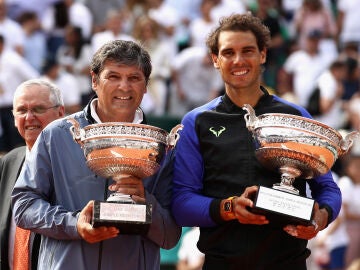 Toni Nadal y Rafa Nadal tras el título conseguido por el balear en Roland Garros 2017
