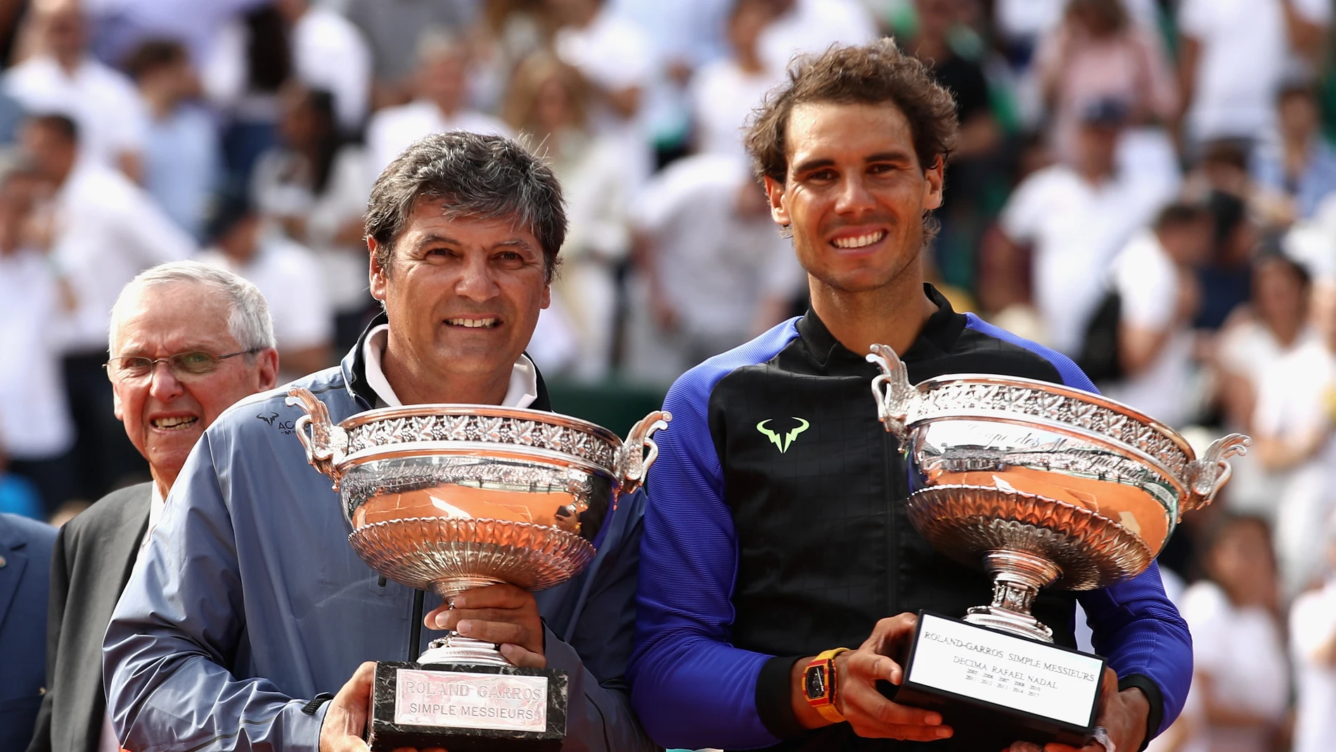 Toni Nadal y Rafa Nadal tras el título conseguido por el balear en Roland Garros 2017