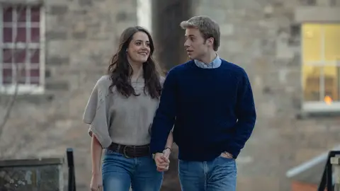 Ed McVey y Meg Bellamy como el príncipe Guillermo y Kate Middleton en la temporada 6 de 'The Crown' Ed McVey y Meg Bellamy como el príncipe Guillermo y Kate Middleton en la temporada 6 de 'The Crown'