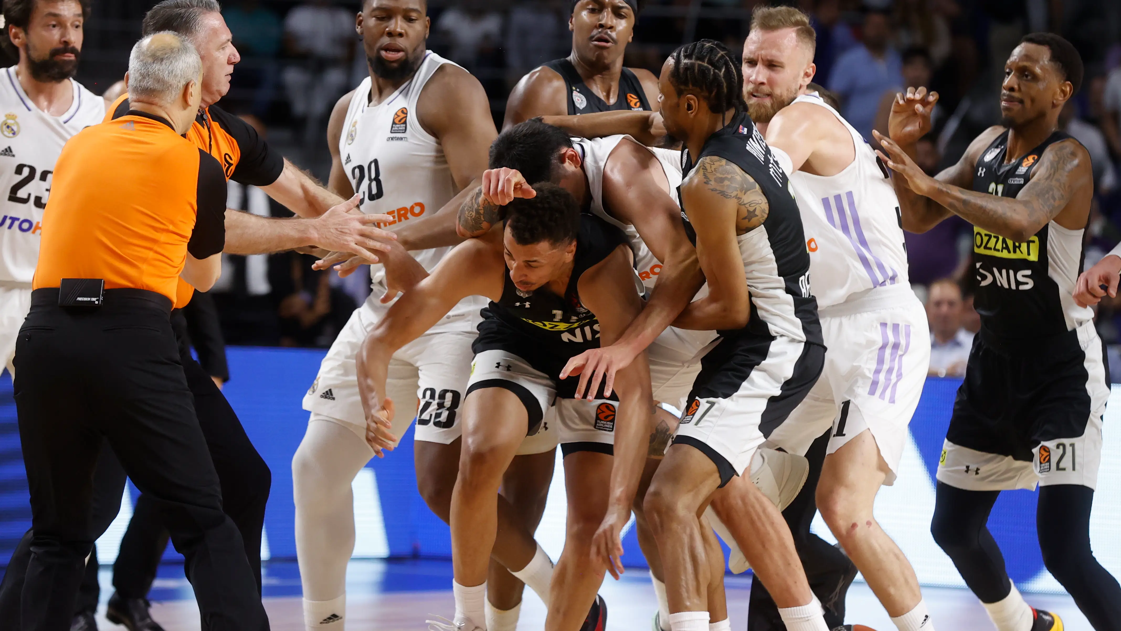 Jugadores de Madrid y Partizan enzarzados en una multitudinaria pelea