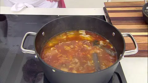 Remueve la cazuela hasta que los ingredientes queden bien integrados Remueve la cazuela hasta que los ingredientes queden bien integrados