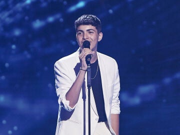 &Aacute;lvaro derrocha elegancia cantando &lsquo;The way you look tonight&rsquo; en las Audiciones a ciegas