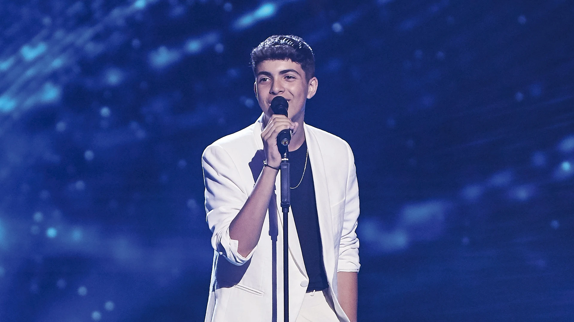 Álvaro derrocha elegancia cantando ‘The way you look tonight’ en las Audiciones a ciegas Álvaro derrocha elegancia cantando ‘The way you look tonight’ en las Audiciones a ciegas