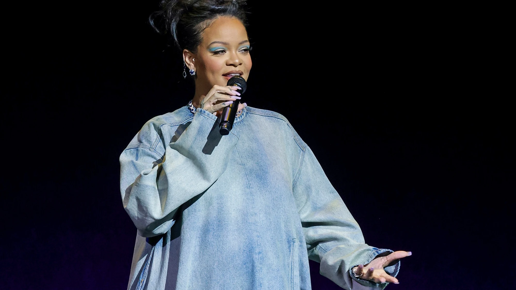 Rihanna en la CinemaCon presentando 'The Smurf Movie' donde pondrá voz a Pitufina Rihanna en la CinemaCon presentando 'The Smurf Movie' donde pondrá voz a Pitufina