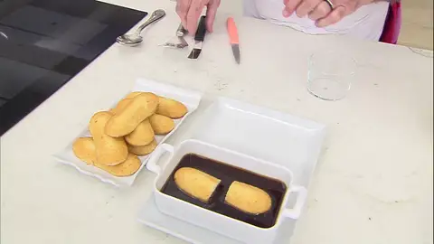 Corta un bizcocho de soletilla por la mitad, úntalo Corta un bizcocho de soletilla por la mitad, úntalo