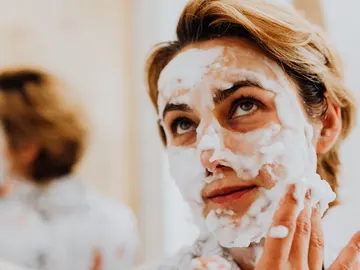 Una mujer se desmaquilla Una mujer se desmaquilla