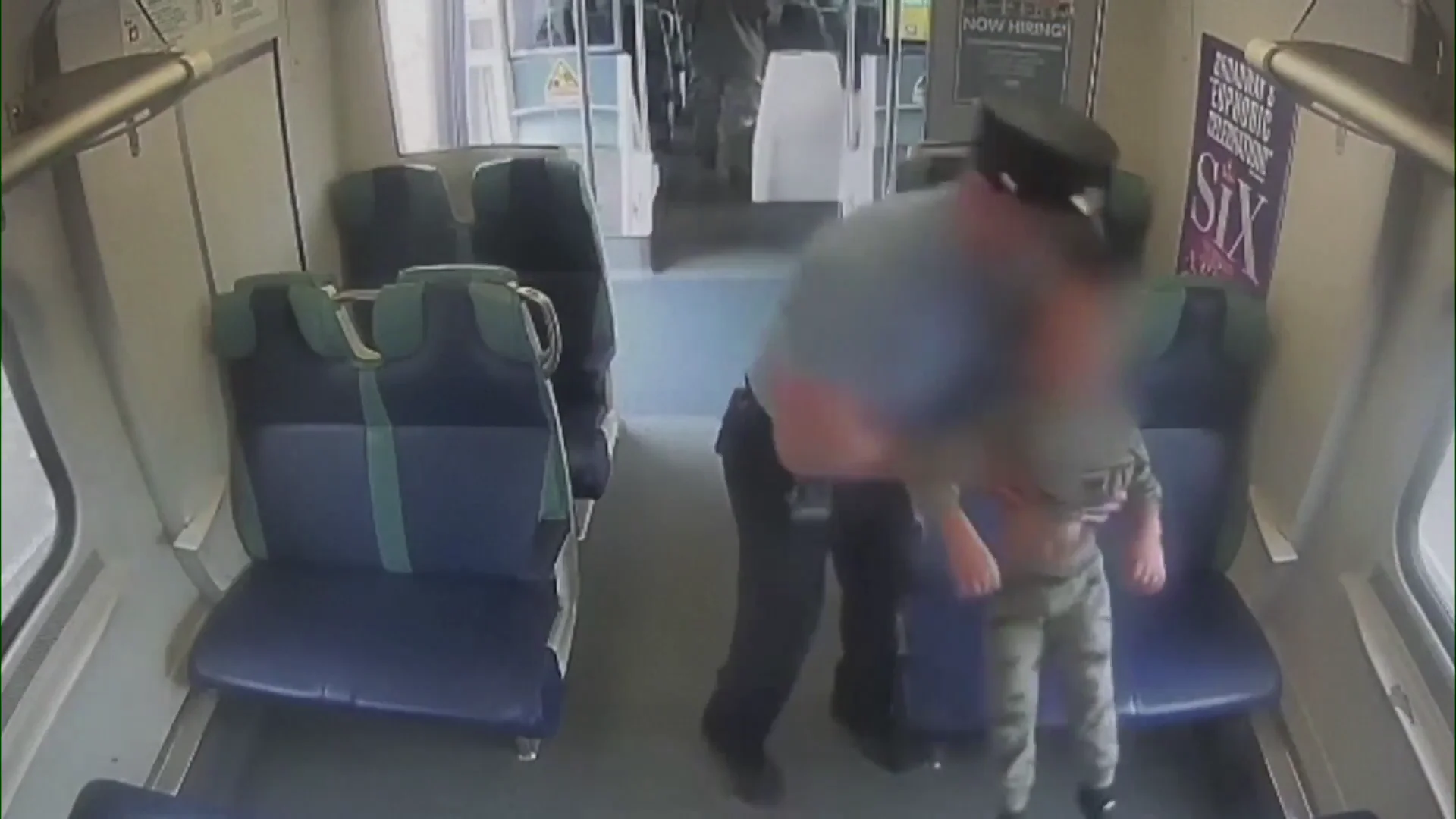 El conductor lleva al peque&ntilde;o a un lugar seguro