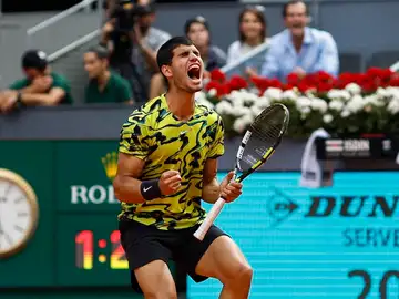 Carlos Alcaraz celebra un puntazo ante Ruusuvuori en la Caja Mágica Carlos Alcaraz celebra un puntazo ante Ruusuvuori en la Caja Mágica