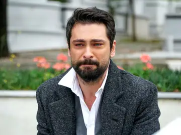 Alihan visita la tumba de su padre tras descubrir la traición de Halit y jura que se vengará de él Alihan visita la tumba de su padre tras descubrir la traición de Halit y jura que se vengará de él