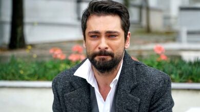 Alihan visita la tumba de su padre tras descubrir la traición de Halit y jura que se vengará de él