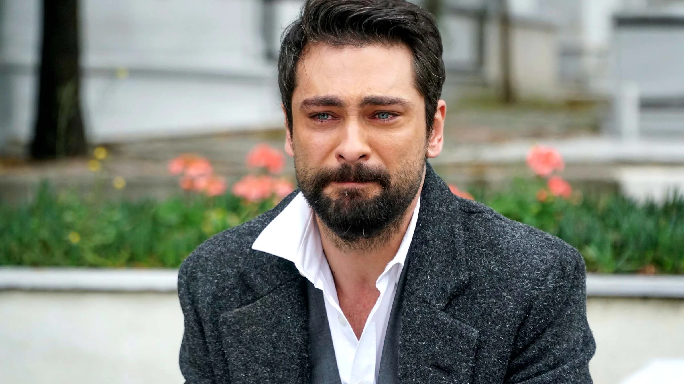 Alihan visita la tumba de su padre tras descubrir la traici&oacute;n de Halit y jura que se vengar&aacute; de &eacute;l