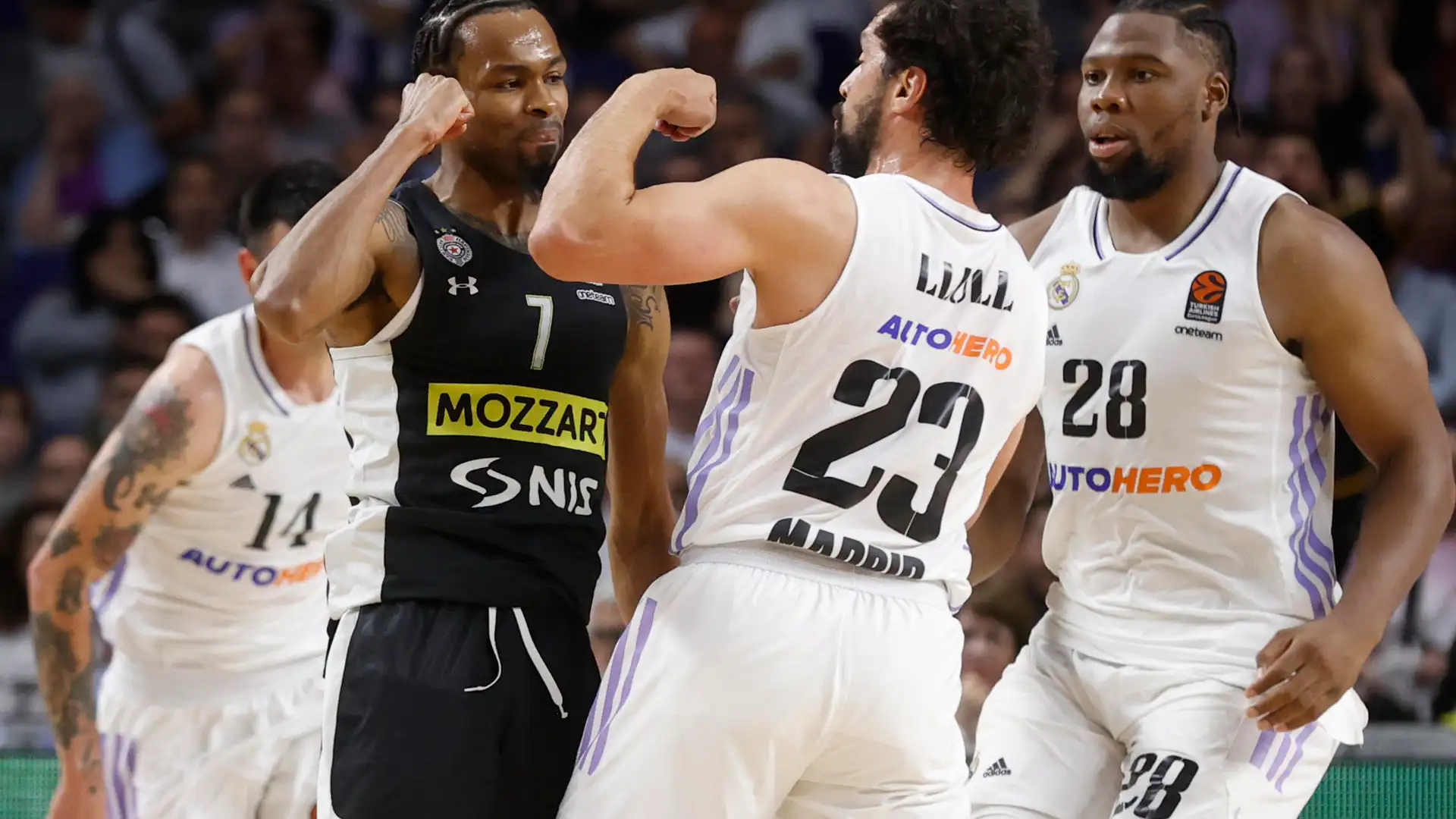 Punter se encara con Llull mientras Yabusele llega en su ayuda