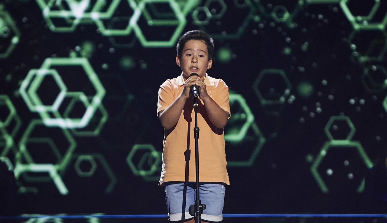 Adrián revoluciona el plató de ‘La Voz Kids’ tras cantar ‘Vida de rico’ de Camilo 