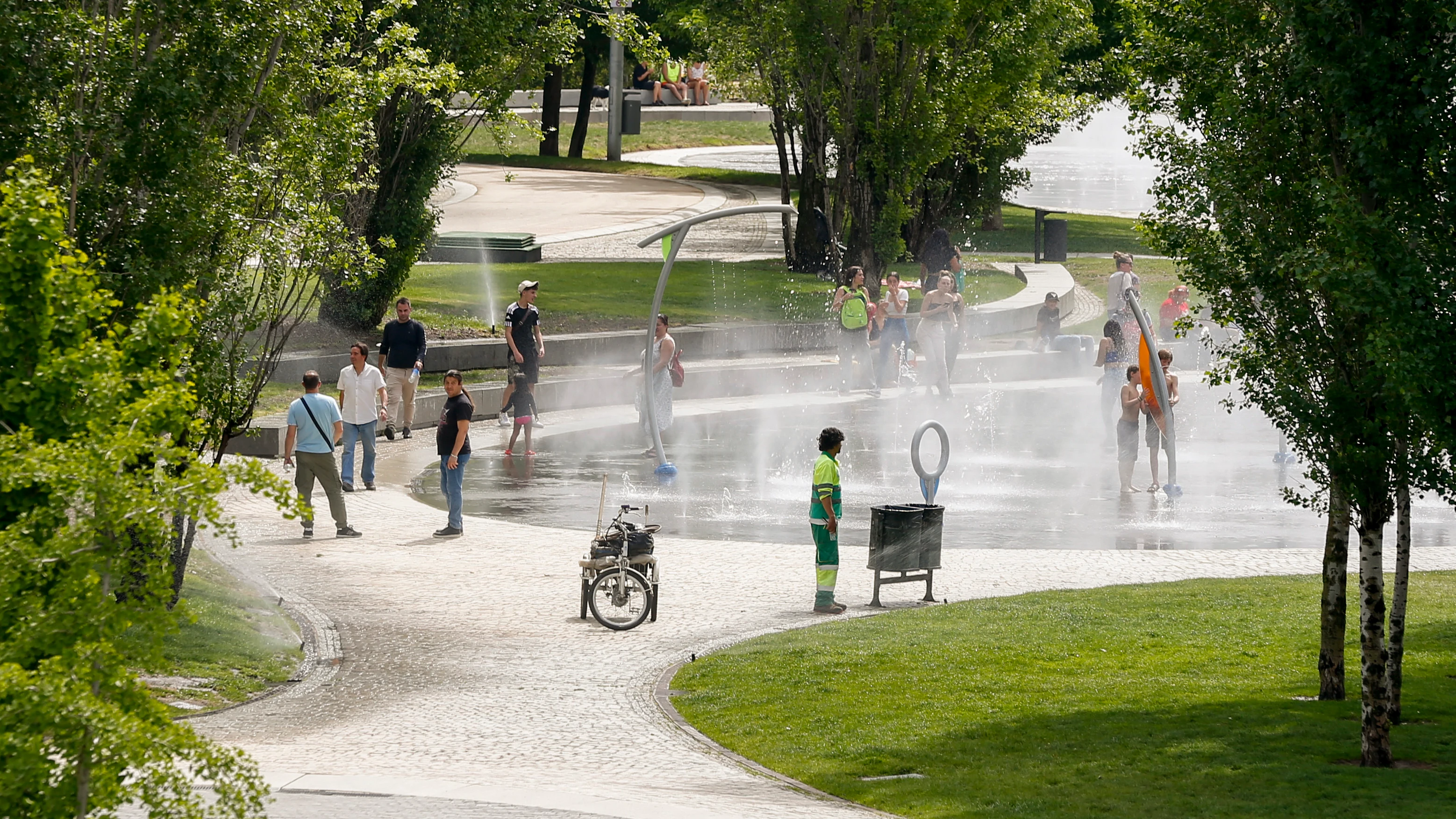 Varias personas disfrutan de los chorros de agua de Madrid Río Varias personas disfrutan de los chorros de agua de Madrid Río