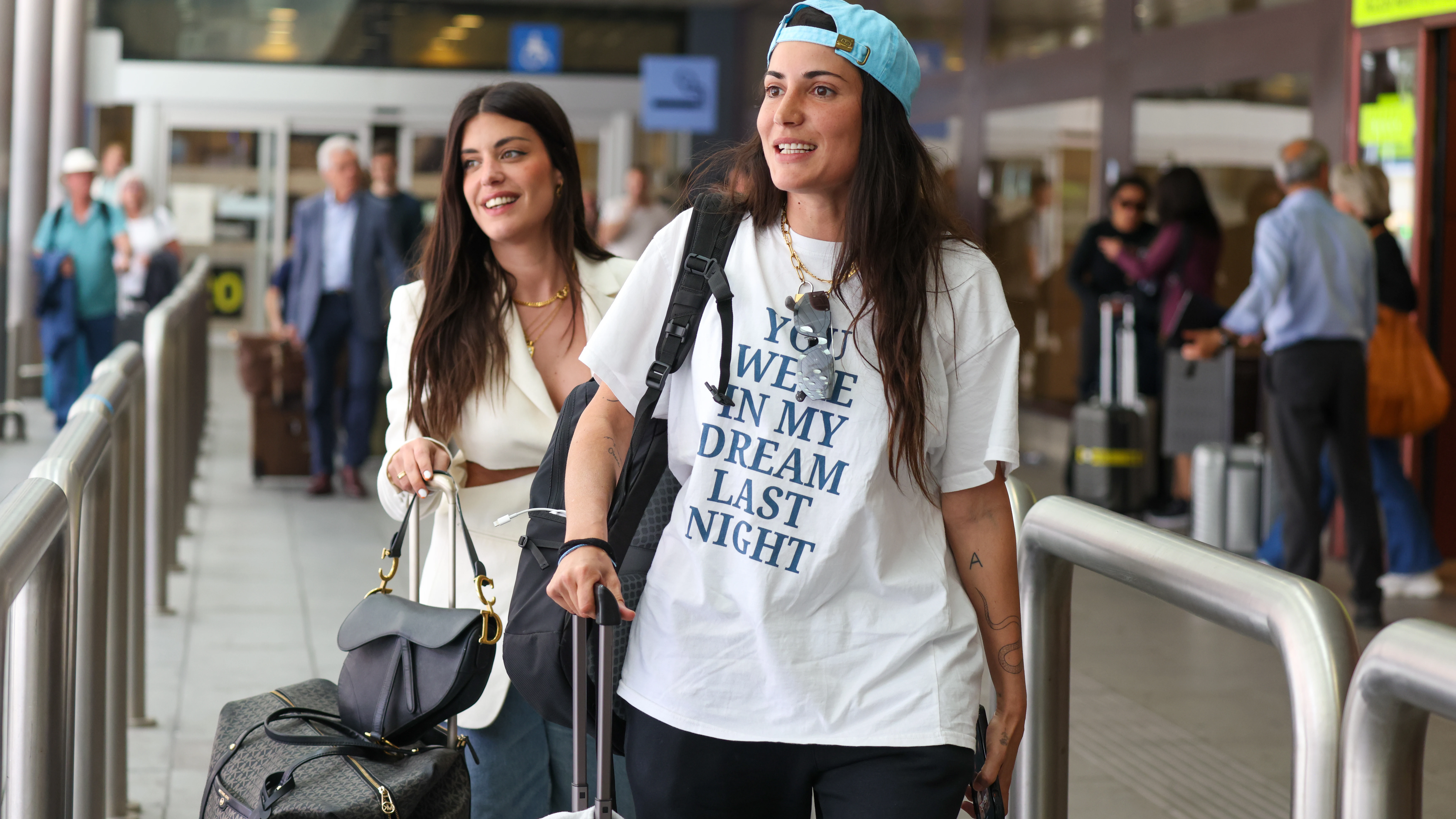 Dulceida y Alba Paul en el aeropuerto de Madrid