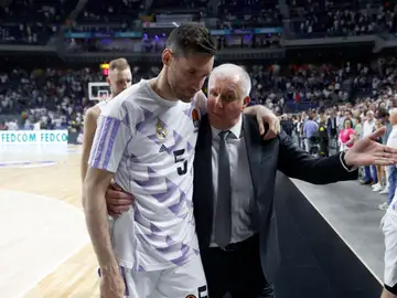 Rudy Fernández se marcha del Wizink mientras habla con Zelko Obradovic Rudy Fernández se marcha del Wizink mientras habla con Zelko Obradovic