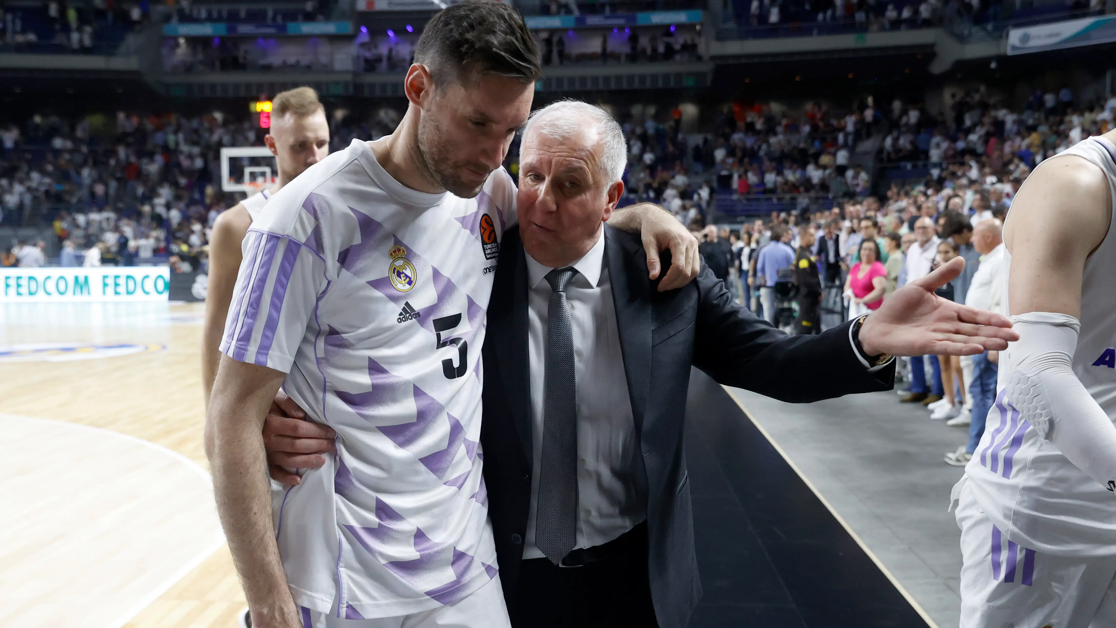 Rudy Fern&aacute;ndez se marcha del Wizink mientras habla con Zelko Obradovic