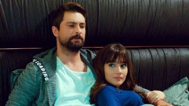 Zeynep trata de calmar a Alihan tras su crisis: “Nosotros no somos malas personas”
