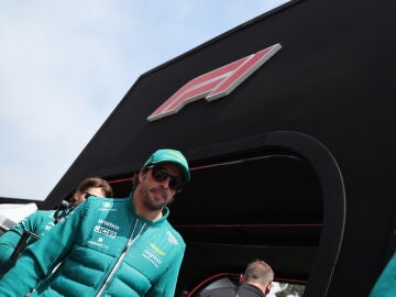 Fernando Alonso en su llegada al circuito de Bakú