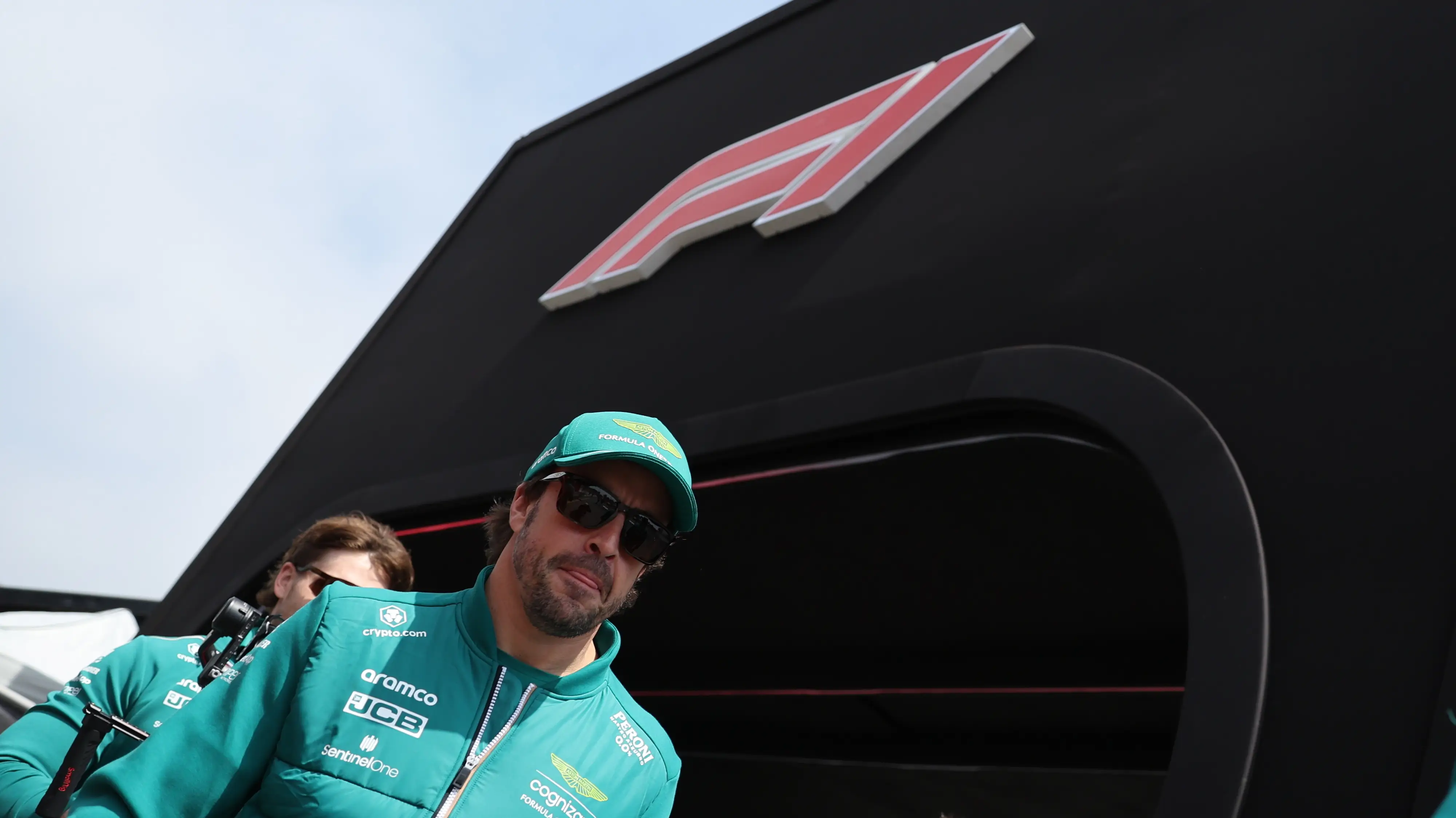 Fernando Alonso en su llegada al circuito de Bakú Fernando Alonso en su llegada al circuito de Bakú