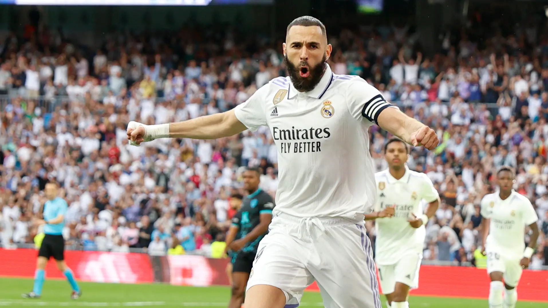 Karim Benzema celebra uno de sus goles ante el Almería en el Santiago Bernabéu Karim Benzema celebra uno de sus goles ante el Almería en el Santiago Bernabéu