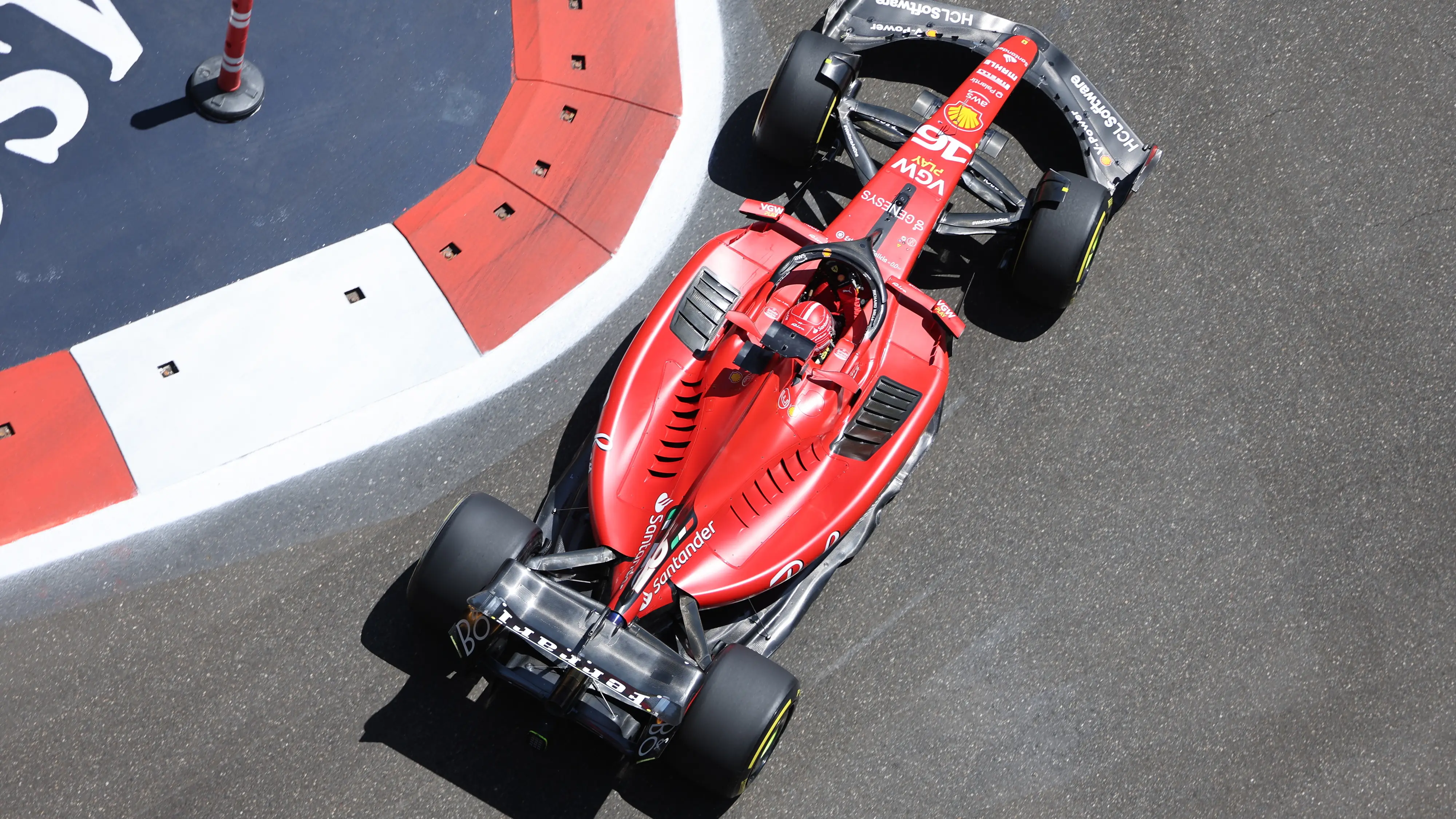 El Ferrari de Leclerc en el trazado de Bakú El Ferrari de Leclerc en el trazado de Bakú