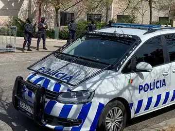 Imagen de archivo de un coche de la policía de Portugal Imagen de archivo de un coche de la policía de Portugal