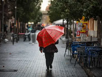 Imagen de archivo de una persona con paraguas