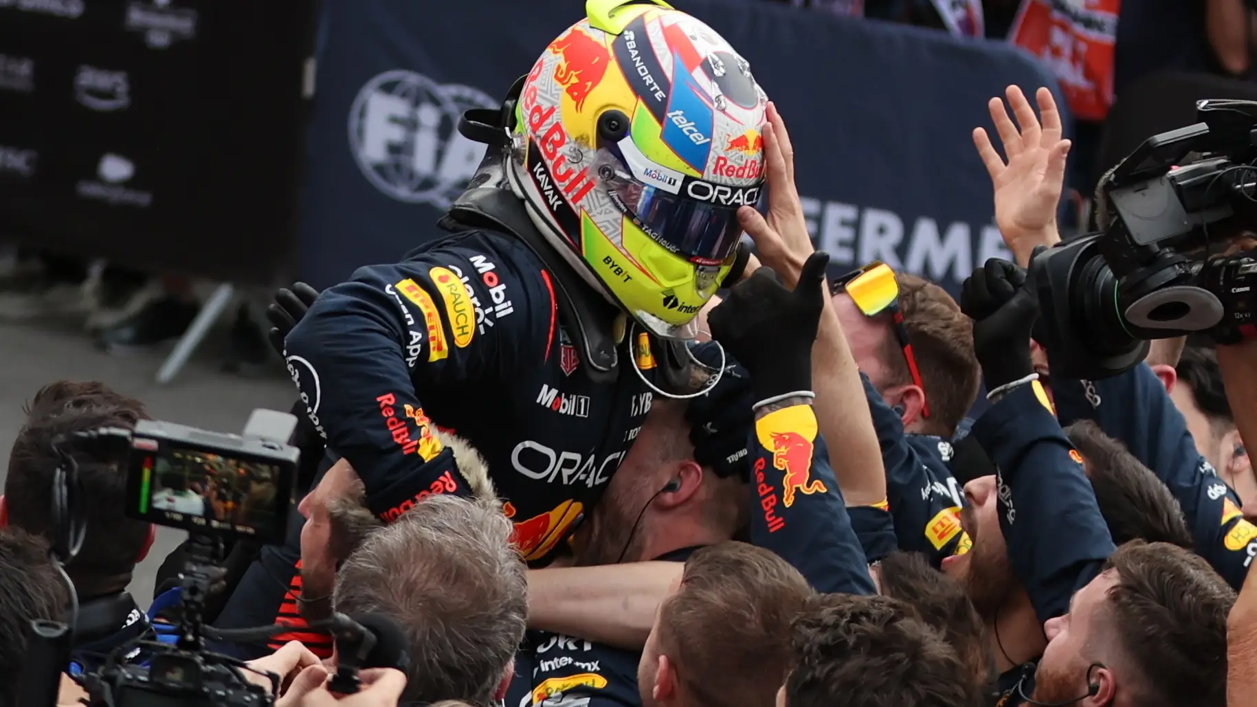 Checo P&eacute;rez celebra con sus mec&aacute;nicos la victoria en Azerbaiy&aacute;n 
