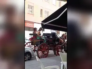 Así se aparca un coche de caballos Así se aparca un coche de caballos