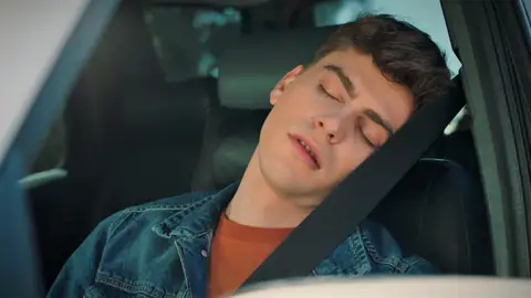 El coche de Emir cae a un lago por accidente y el joven... ¡se hunde en el agua! El coche de Emir cae a un lago por accidente y el joven... ¡se hunde en el agua!