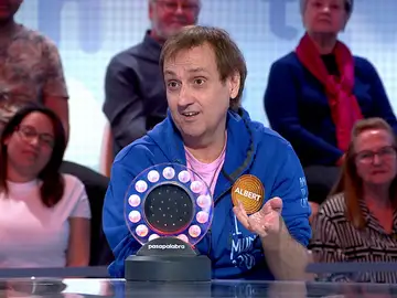 Albert Espinosa tira de humor negro en ‘Pasapalabra’: “Soy de los pocos que puede decir que tiene un pie en el cementerio” Albert Espinosa tira de humor negro en ‘Pasapalabra’: “Soy de los pocos que puede decir que tiene un pie en el cementerio”