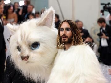 Jared Leto impacta con su look como Choupette, el gato del diseñador Karl Lagerfeld, en la Gala Met 2023