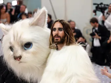 Jared Leto impacta con su look como Choupette, el gato del diseñador Karl Lagerfeld, en la Gala Met 2023 Jared Leto impacta con su look como Choupette, el gato del diseñador Karl Lagerfeld, en la Gala Met 2023