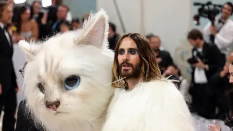 Jared Leto impacta con su look como Choupette, el gato del diseñador Karl Lagerfeld, en la Gala Met 2023 Jared Leto impacta con su look como Choupette, el gato del diseñador Karl Lagerfeld, en la Gala Met 2023