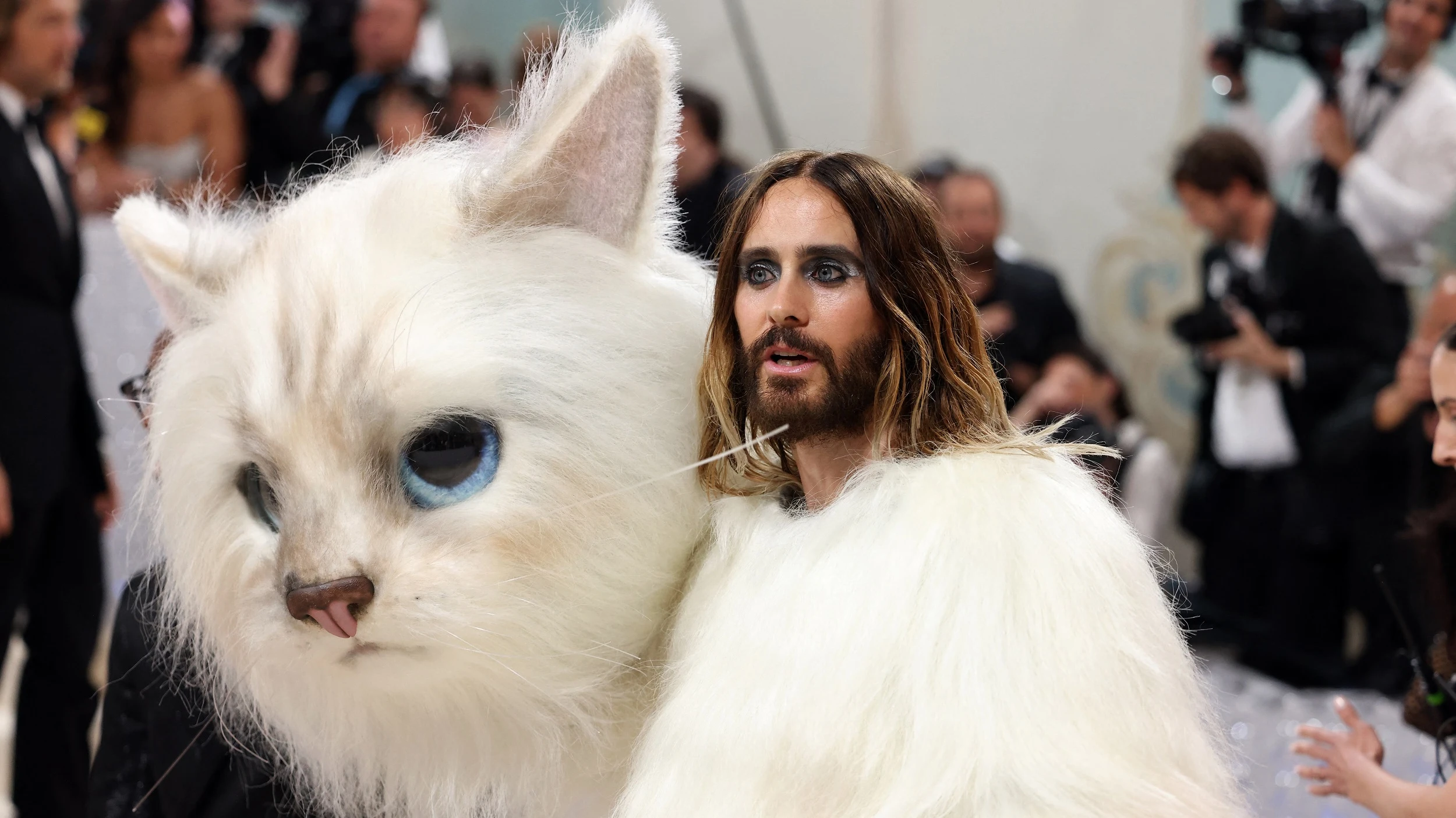 Jared Leto impacta con su look como Choupette, el gato del diseñador Karl Lagerfeld, en la Gala Met 2023 Jared Leto impacta con su look como Choupette, el gato del diseñador Karl Lagerfeld, en la Gala Met 2023