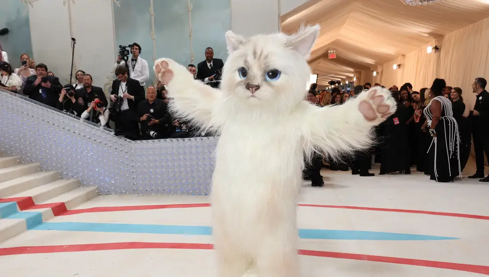 Jared Leto como Choupette, el gato del diseñador Karl Lagerfeld, en la Met Gala 2023
