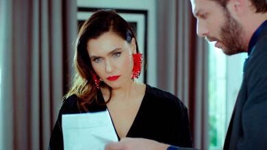 Ender recibe unas fotos comprometidas de Yildiz, ¿quién es el remitente?