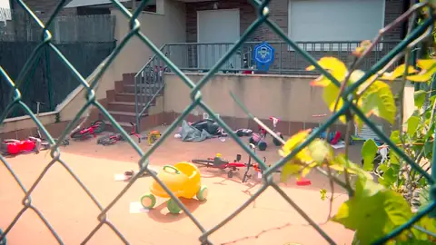 La adolescente de 'La casa de los horrores' acusa a su padre de agresión sexual: "Me pide que me quite los pantalones, luego las bragas" La adolescente de 'La casa de los horrores' acusa a su padre de agresión sexual: "Me pide que me quite los pantalones, luego las bragas"