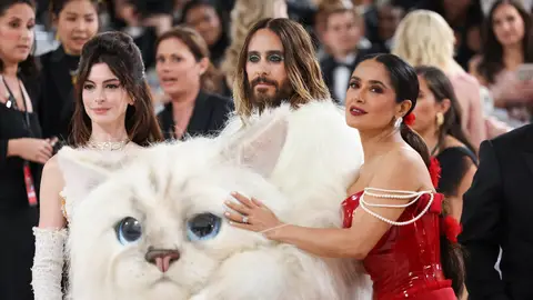 Anne Hathaway, Jared Leto y Salma Hayek en la Met Gala 2023 Anne Hathaway, Jared Leto y Salma Hayek en la Met Gala 2023