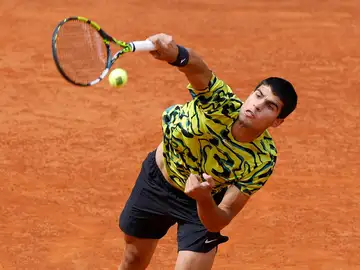 Carlos Alcaraz, sirviendo en el duelo ante Zverev en la Caja Mágica Carlos Alcaraz, sirviendo en el duelo ante Zverev en la Caja Mágica