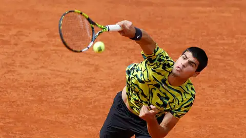 Carlos Alcaraz, sirviendo en el duelo ante Zverev en la Caja Mágica Carlos Alcaraz, sirviendo en el duelo ante Zverev en la Caja Mágica