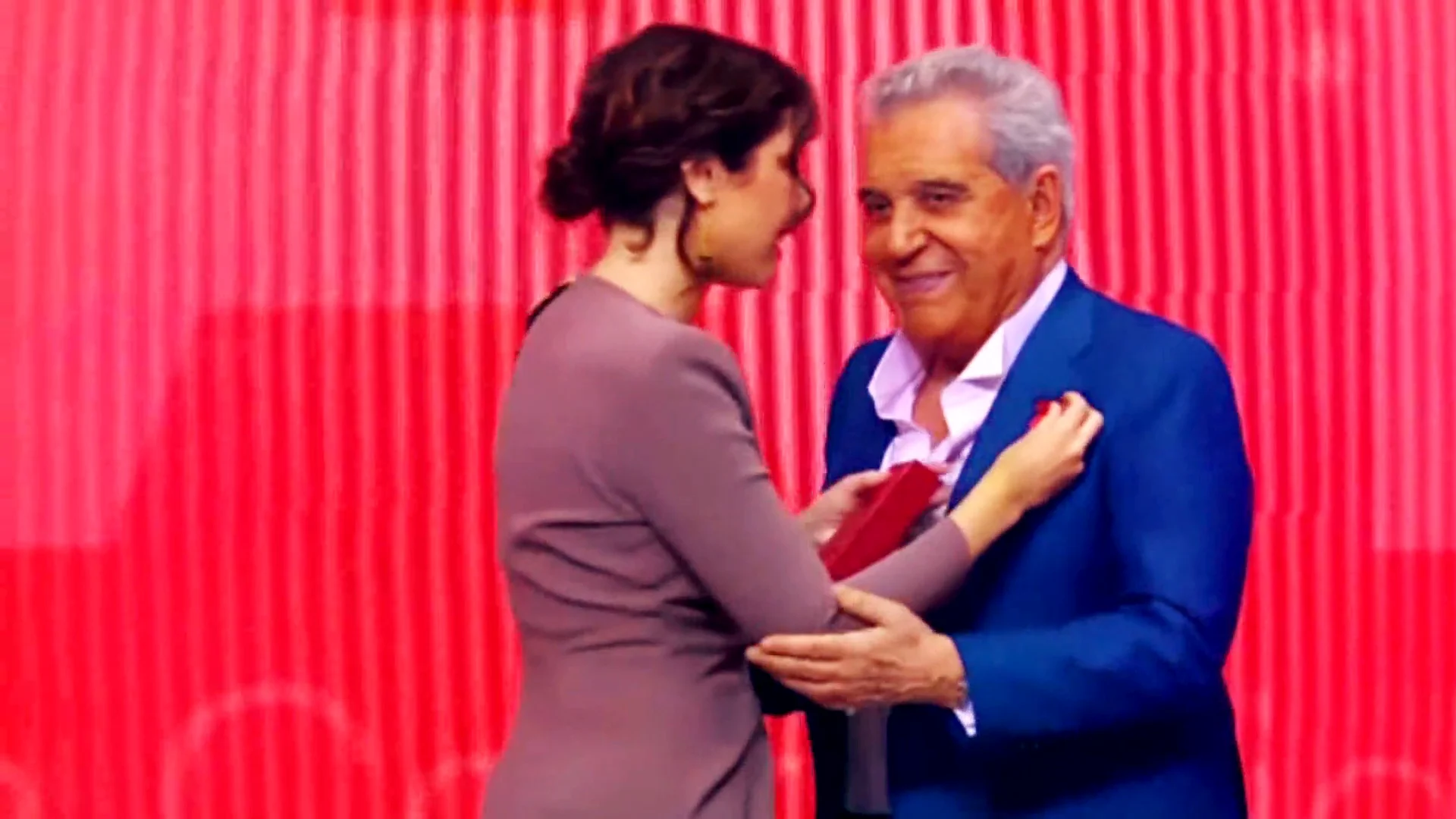 Andrés Pajares, condecorado con la Medalla de Plata de la Comunidad de Madrid: "Somos madrileños de pro" Andrés Pajares, condecorado con la Medalla de Plata de la Comunidad de Madrid: "Somos madrileños de pro"