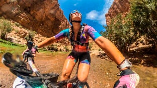 Cecilia Sope&ntilde;a durante un tramo de la Titan Desert Marruecos