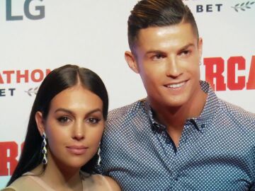 Georgina y Cristiano Ronaldo zanjan los rumores de crisis con un romántico beso en un restaurante