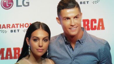 Georgina y Cristiano Ronaldo zanjan los rumores de crisis con un romántico beso en un restaurante