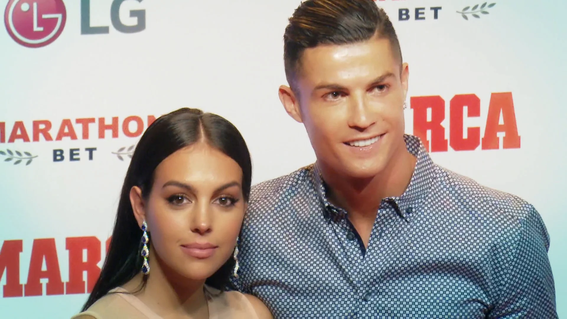 Georgina y Cristiano Ronaldo zanjan los rumores de crisis con un romántico beso en un restaurante Georgina y Cristiano Ronaldo zanjan los rumores de crisis con un romántico beso en un restaurante