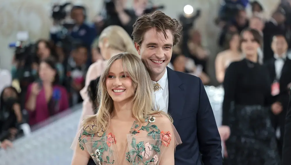 Robert Pattinson y su novia Suki Waterhouse en la Met Gala 2023
