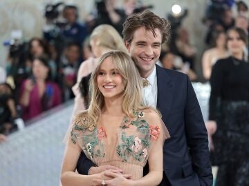 Robert Pattinson y su novia Suki Waterhouse en la Met Gala 2023