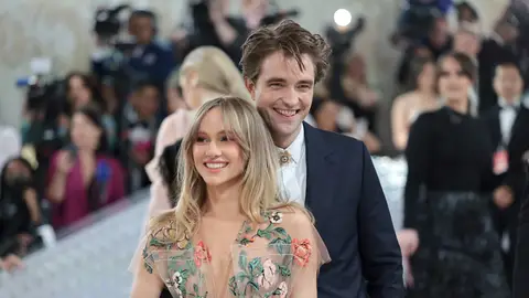 Robert Pattinson y su novia Suki Waterhouse en la Met Gala 2023 Robert Pattinson y su novia Suki Waterhouse en la Met Gala 2023